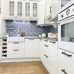 Vintage Top Centre Apartment