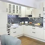 Vintage Top Centre Apartment